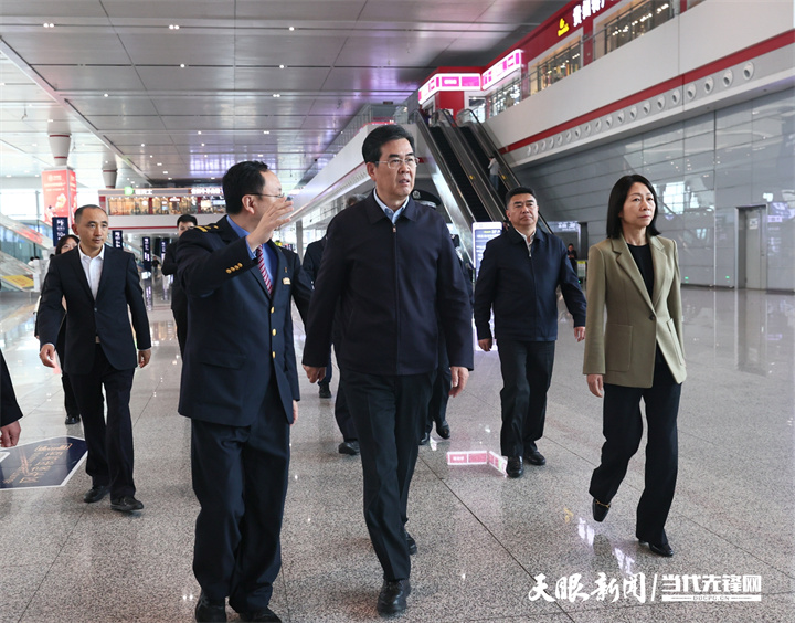 图为李炳军在贵阳北站详细了解客运量、旅客服务等情况。.jpg