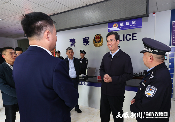 图为李炳军在黔灵山公园派出所调研。.jpg