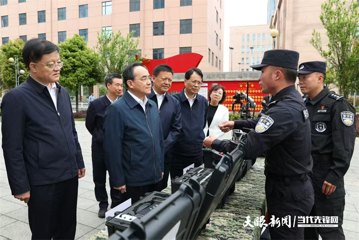 图为徐麟在贵阳市公安局考察，了解假期安保维稳工作情况。.jpg
