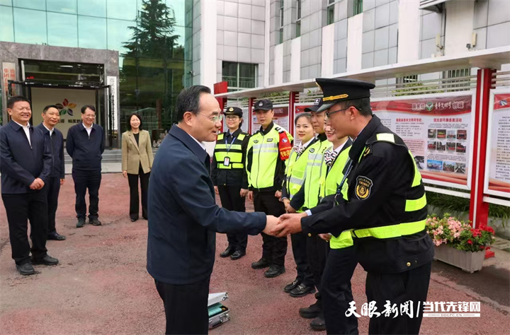 图为徐麟在贵阳北收费站看望慰问交通执法人员。.jpg