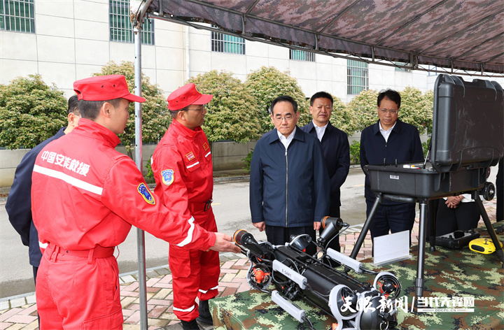 图为徐麟在中国安能救援贵阳基考察，了解应急救援能力建设等情况。.jpg