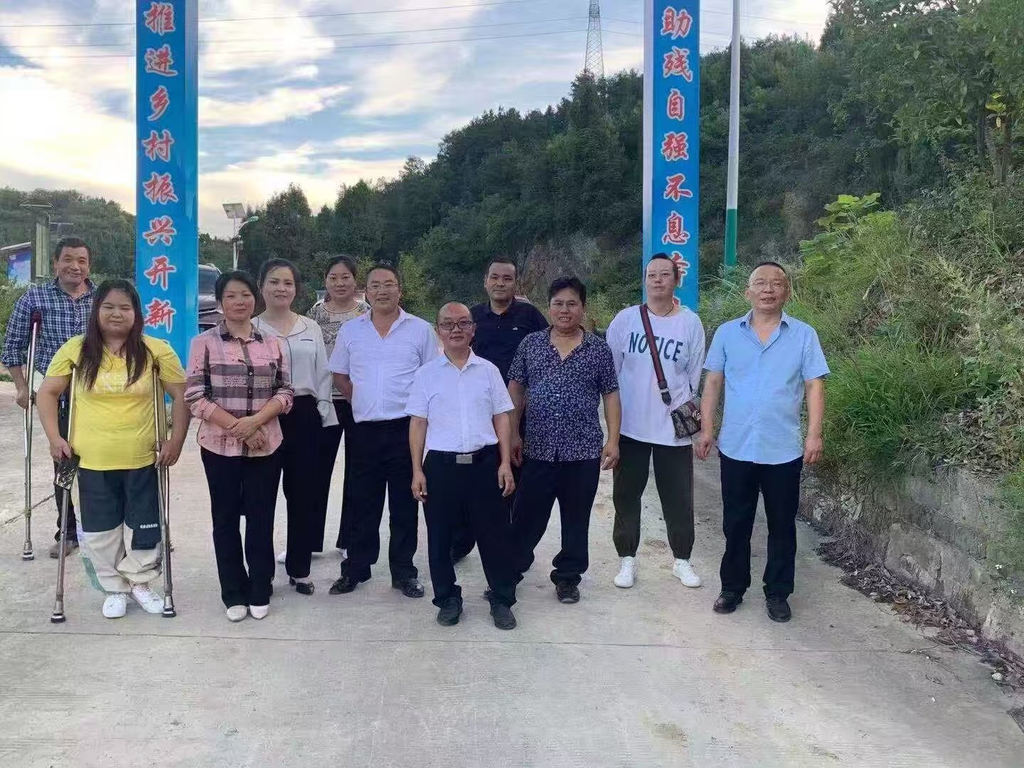 张进（右六）始终与残疾人心连心、手拉手，做残疾人的贴心人，带领来自各区（县）的残疾人参观考察遵义黔坤餐饮服务有限公司，提振他们的精气神，摒弃等靠要，走自主创业道路奔小康。.png