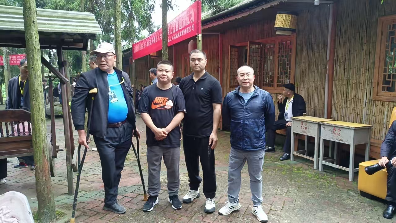 张进（右一）带领遵义市肢残人协会赴湄潭县肢残人协会指导残疾人工作，为湄潭县肢残人协会指明工作方向，按照社会组织的工作原则，尽力而为、量力而行为残疾人排忧解难。.png