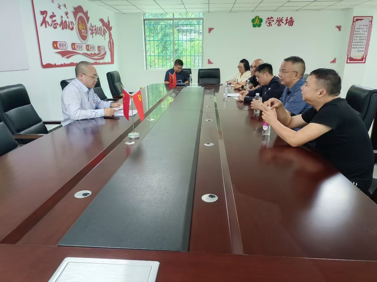 张进（左一）定期为协会党员同志上党课，强化党支部的政治功能和组织功能，号召党员同志自觉向党组织靠拢，着力履行协会职责，带领广大残疾人跟党走、听党话和感党恩。.png