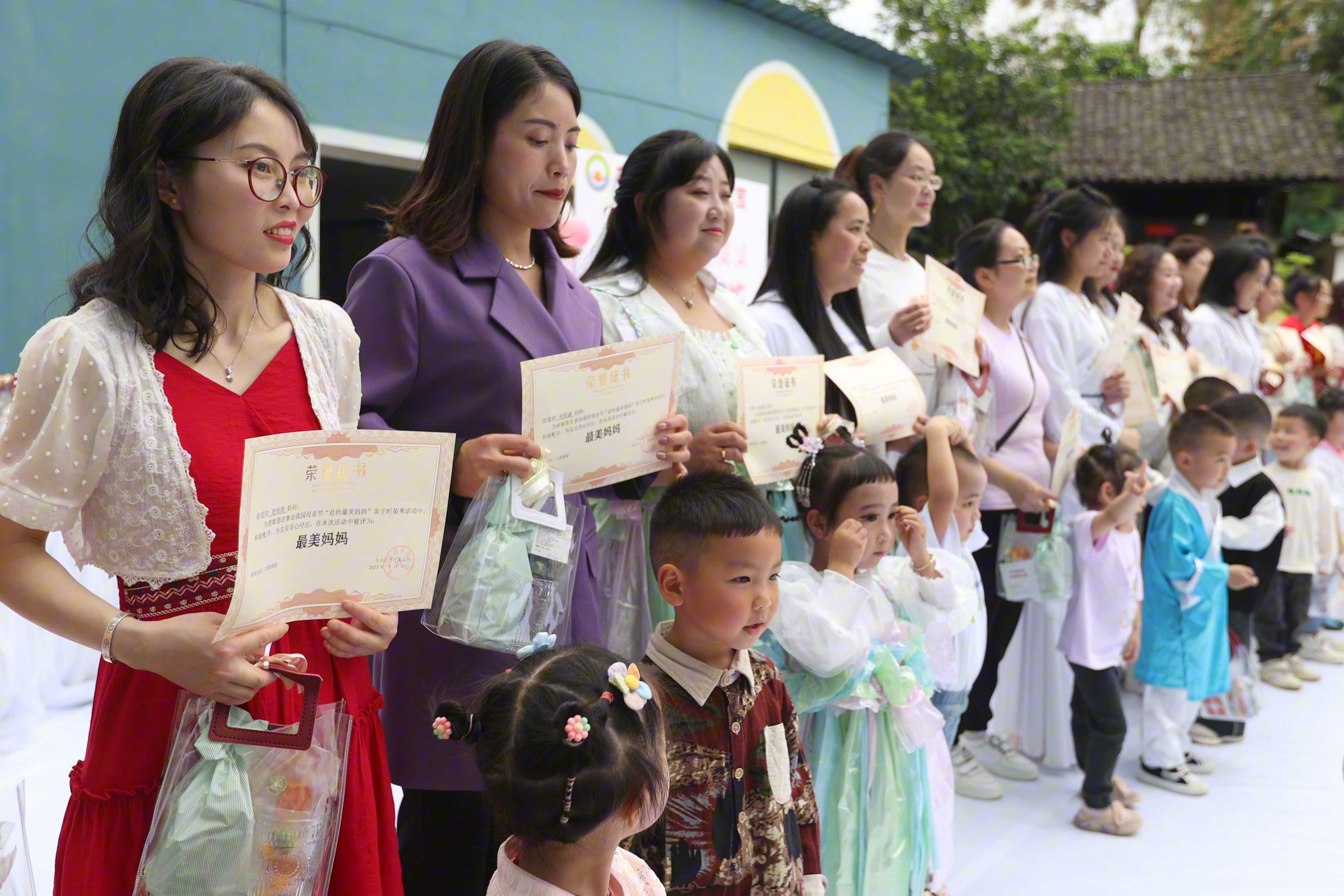 613087-2023年5月12日，在岑巩县洋洋幼儿园，小朋友与参加感恩母亲节活动的妈妈合影。.JPG