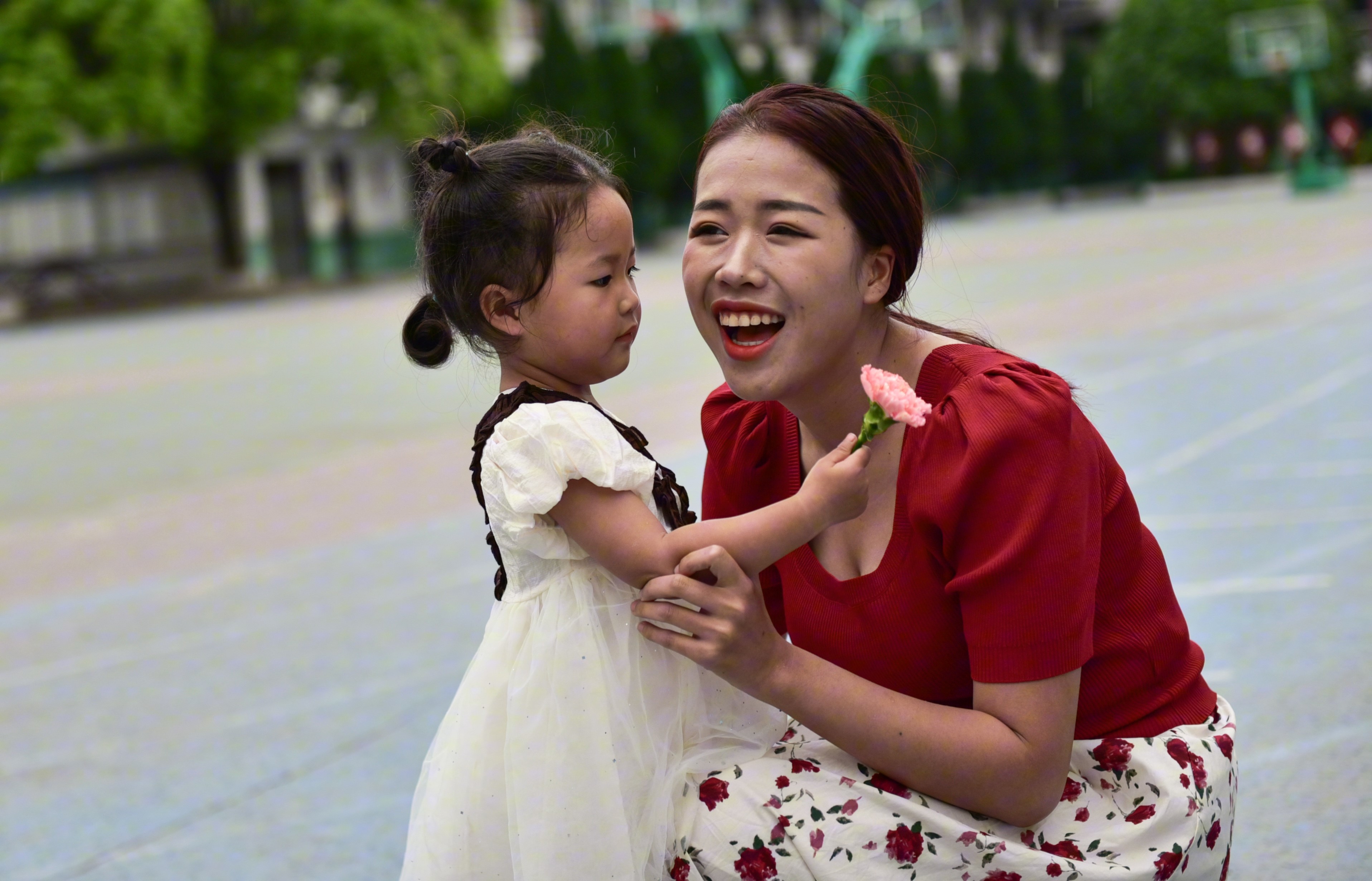 613599-2023年5月12日，贵州省从江县贯洞镇中心幼儿园的小朋友将鲜花送给妈妈，祝福母亲节快乐。.jpg