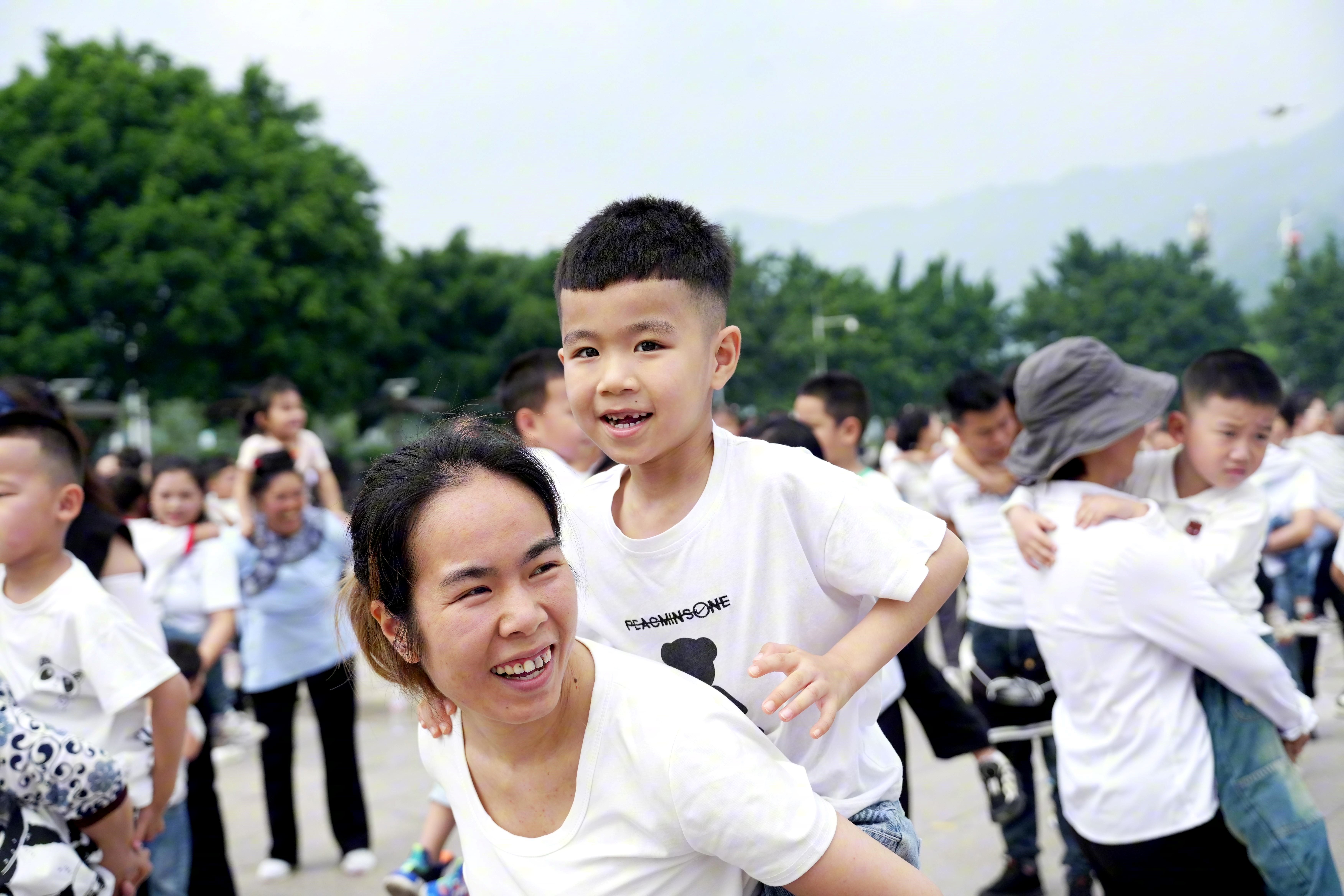 748524-5月11日，在贵州省黔东南苗族侗族自治州榕江县一幼儿园的“感恩母亲节”主题活动上，孩子和家长在做亲子互动。(6).JPG