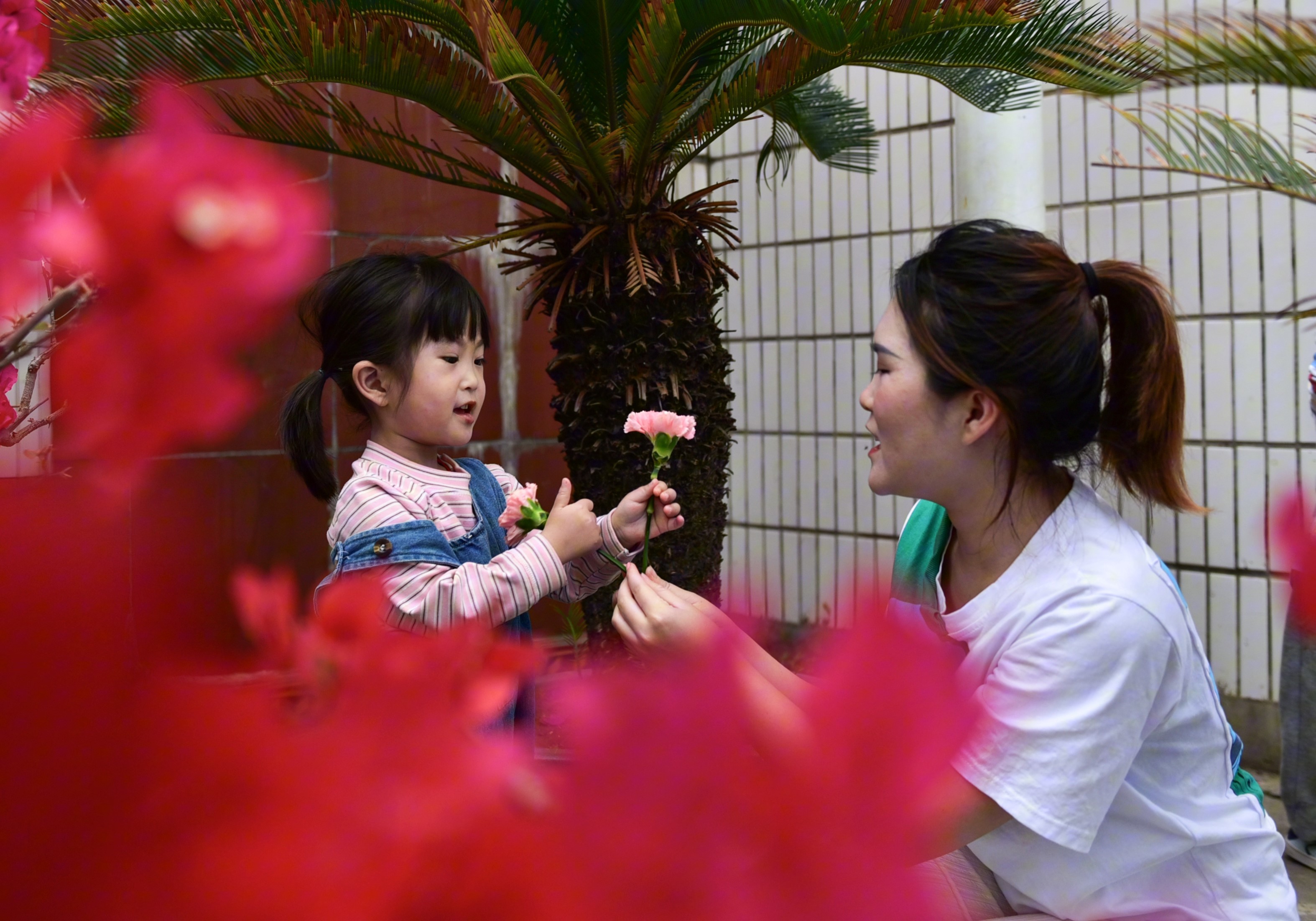 613596-2023年5月12日，贵州省从江县贯洞镇中心幼儿园的小朋友将鲜花送给妈妈，祝福母亲节快乐。.jpg