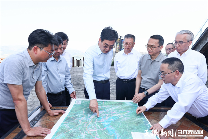 图为李炳军在茅台天酿景区察看茅台集团酒旅融合项目规划建设情况。.jpg