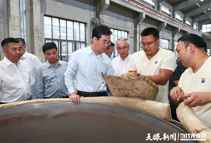 图为李炳军在茅台“十四五”酱香酒习水同民坝一期项目生产车间调研。.jpg