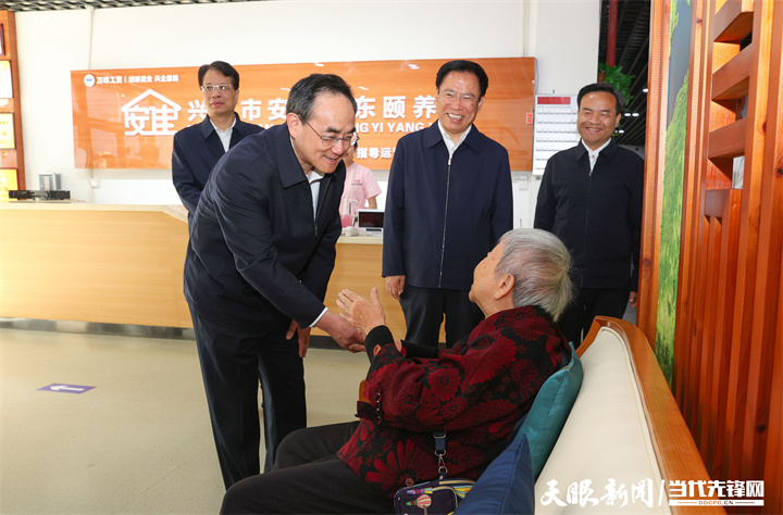 图为徐麟在兴义市安佳坪东颐养园与入住老人亲切交谈，询问饮食、起居、娱乐等情况。.jpg