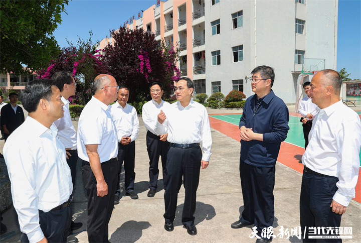 图为徐麟在安龙县第五中学考察，了解膳食经费管理等情况。.jpg
