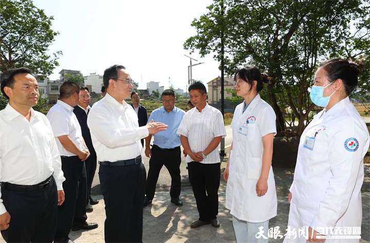 图为徐麟在贞丰县者相镇纳孔村考察，了解医保基金管理、农村集体“三资”和巩固拓展脱贫攻坚成果情况。.jpg