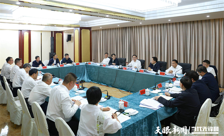 图为徐麟在安龙县召开座谈会，督导推进集中整治工作。.jpg