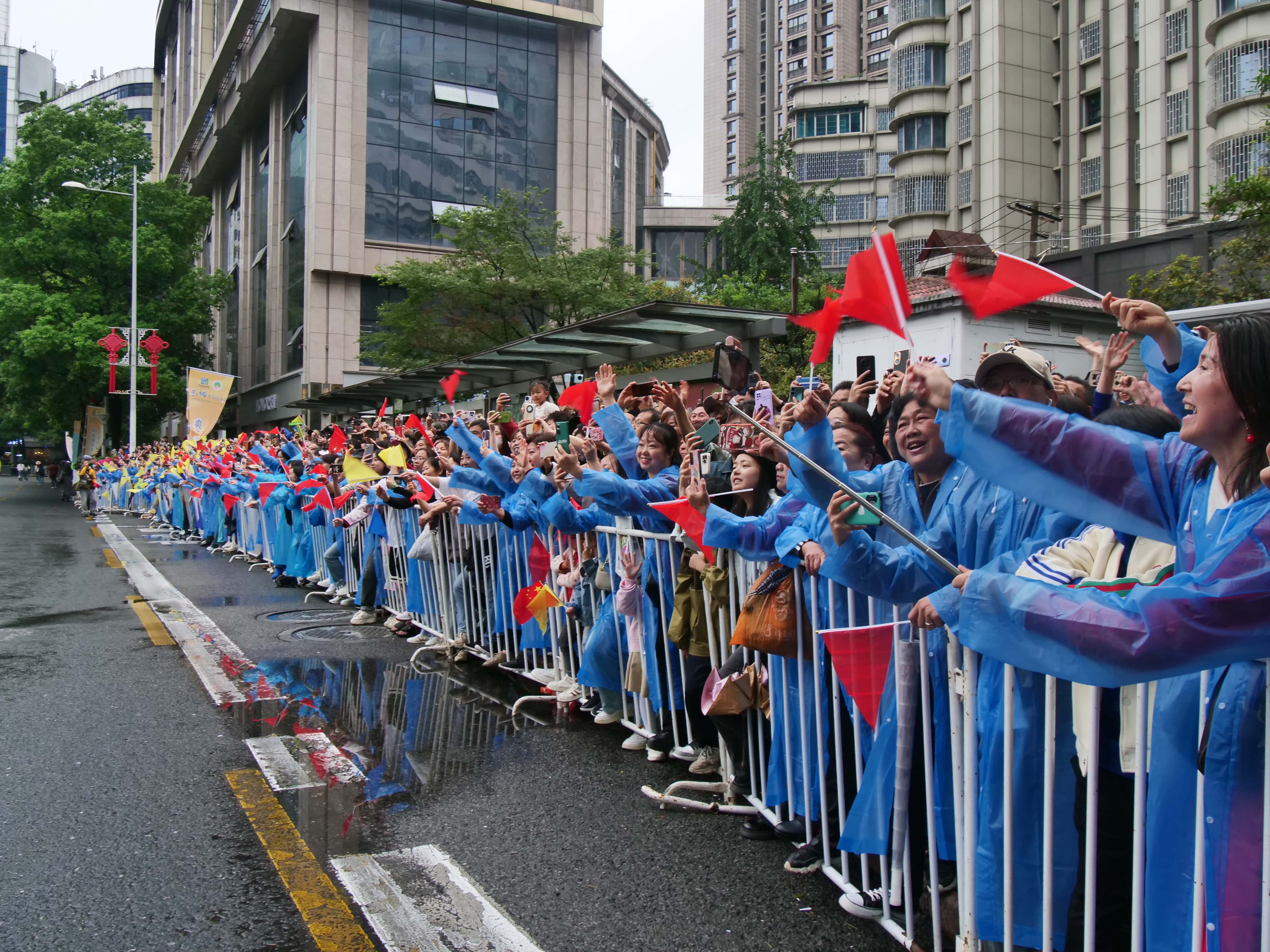 路边围观的市民.JPG