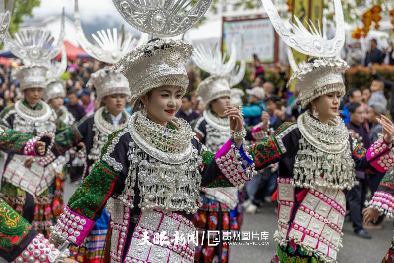 863829-2025年4月12日，身着盛装的苗族同胞在贵州省台江县城游演欢度苗族姊妹节。.jpg