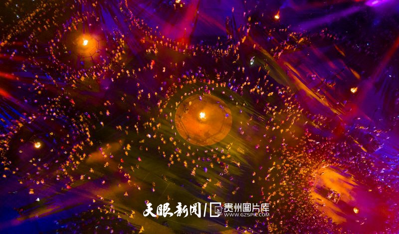 782068-2024年7月29日，游客和彝族同胞在贵州省六盘水市水城区海坪街道野玉海国家级旅游度假区参加彝族火把节活动。.jpg