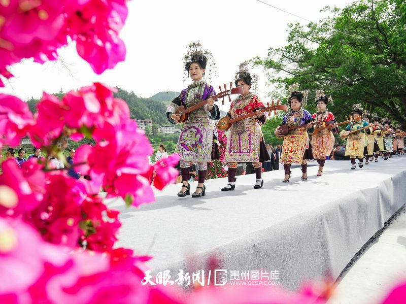870875-2025年5月1日，在贵州省黔东南州榕江县忠诚镇乐乡村，村民身着侗族服饰在T台走秀.jpg