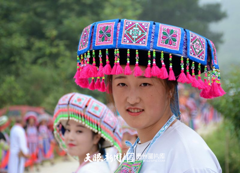 40425-2019年7月14日，贵州省福泉市金山街道办事处坪山村拜脚塘白族同胞们载歌载舞欢度传统节。.jpg