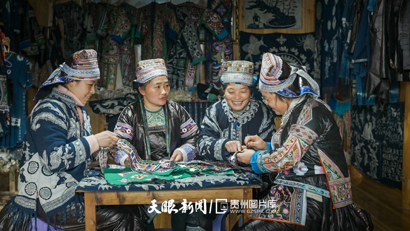 847398-2月24日贵州省榕江县摆贝村苗绣州级非遗传承人潘老拉组织绣娘赶制订单.jpg