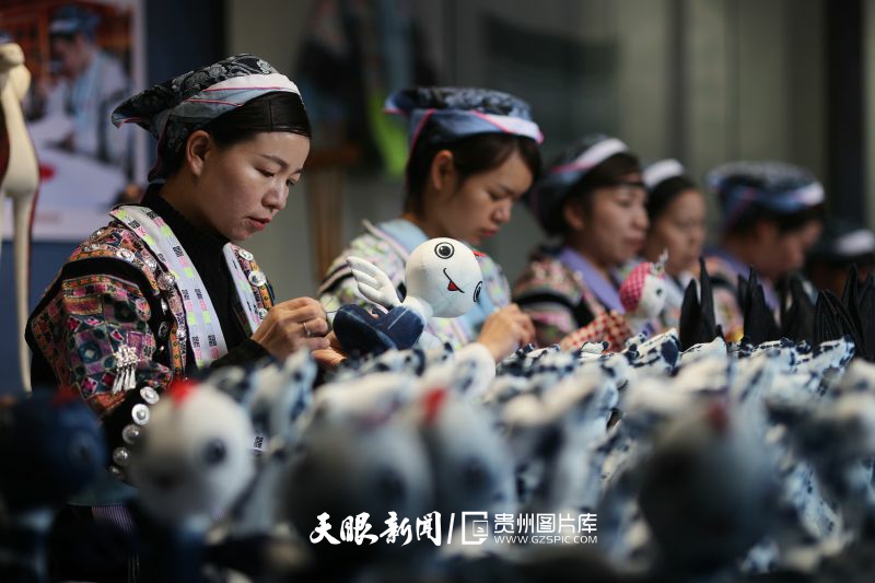 845657-2月18日，在黔南布依族苗族自治州福泉市非物质文化遗产传习展示馆内，绣娘们正在赶制蜡染刺绣产品出口订单。.jpg
