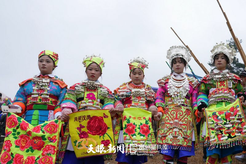 842588-苗族同胞参加“跳月”.jpg