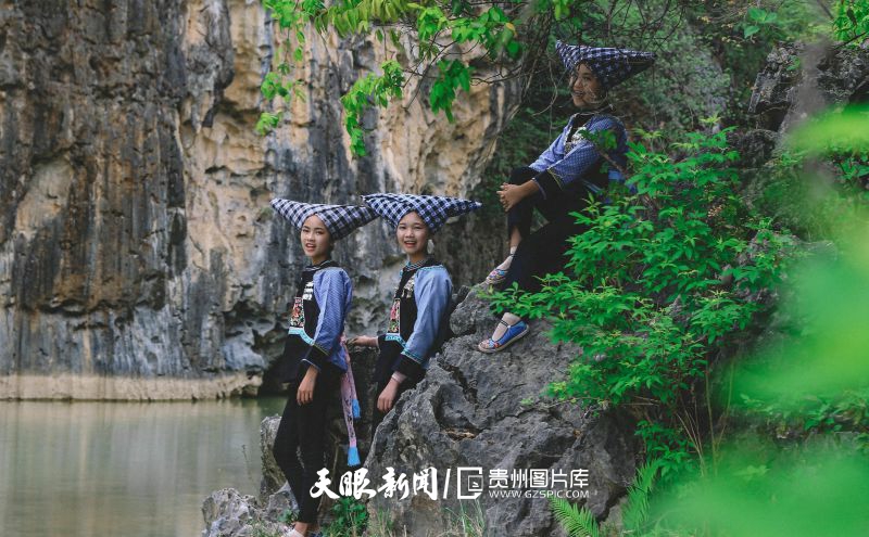 838377-2000年1月1日，贵州省黔西南布依族苗族自治州望谟县边饶镇播东村，峡谷中的布依族女孩在唱山歌。.jpg
