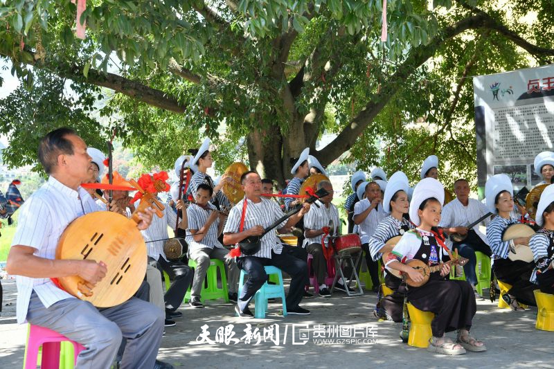 655947-2023年9月9日，贵州省黔西南州贞丰县永丰街道岩鱼村布依族村民在表演布依族八音坐唱。.jpg