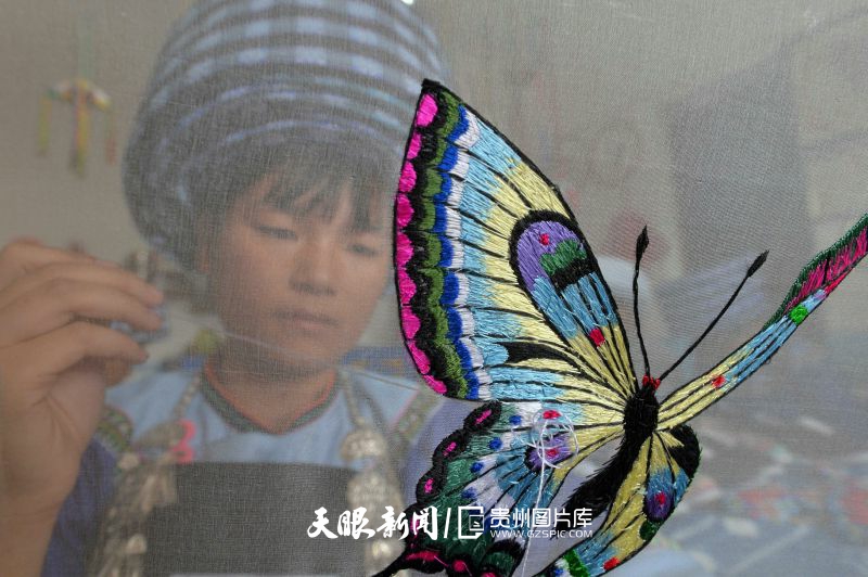 82962-8月6日，镇宁县简嘎乡翁解村布依族女青年在“梁晓燕布依手工服饰刺绣坊”里刺绣。.jpg