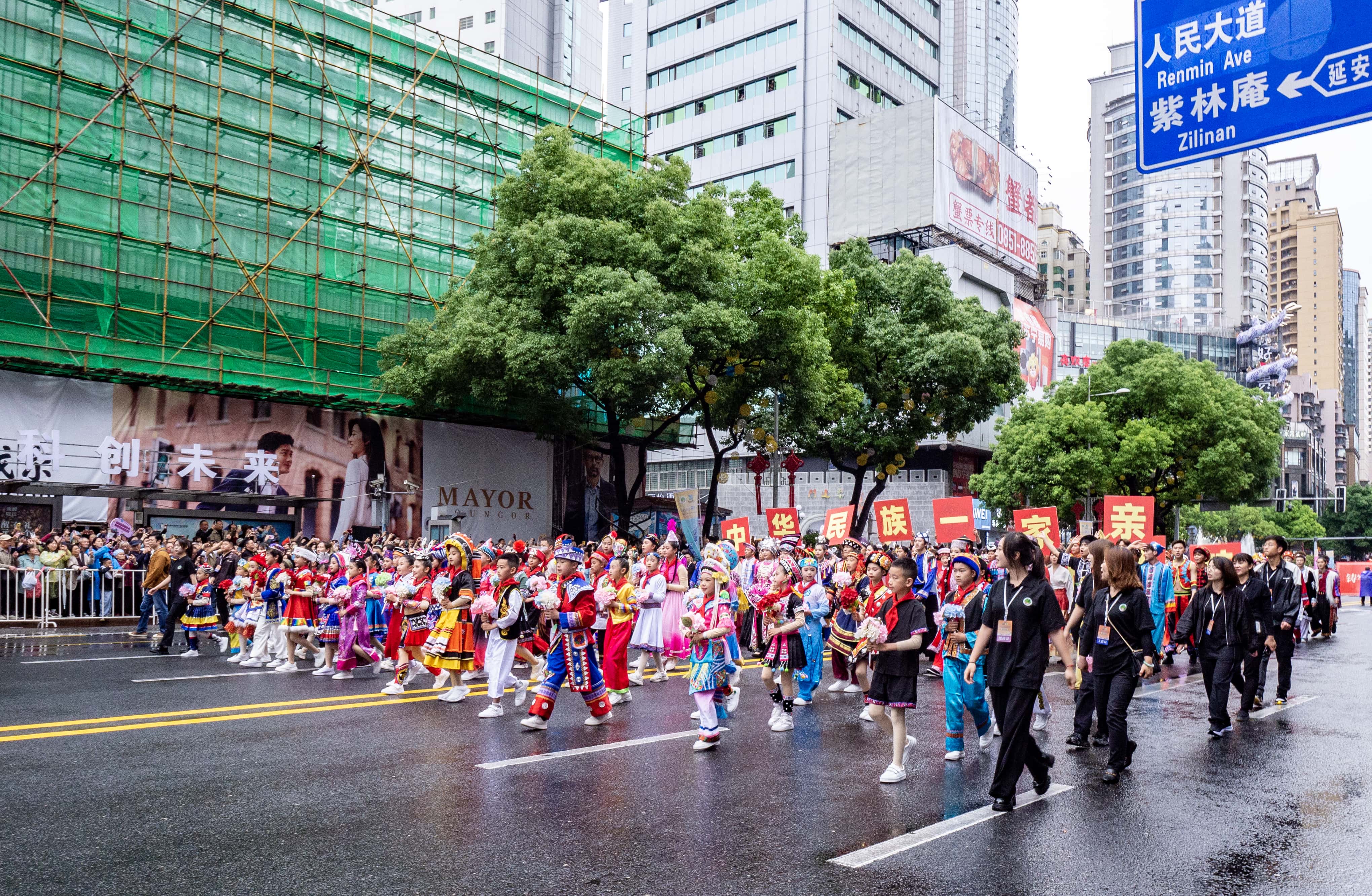 民族团结方阵56个民族儿童.jpg