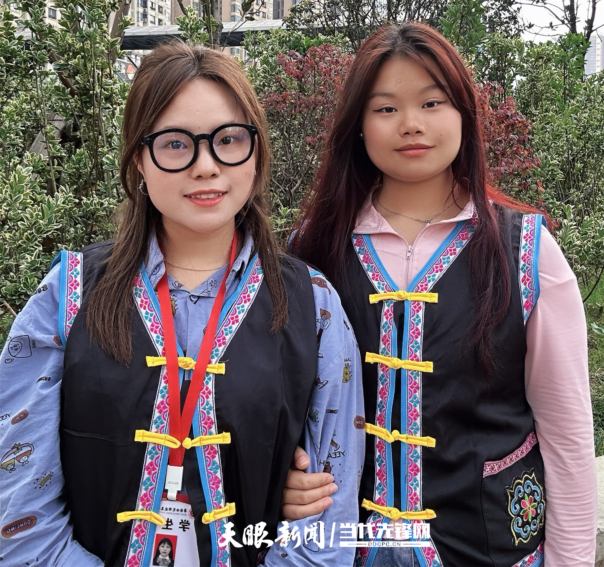身着彝族服饰的叶尹秀及其同学.jpg