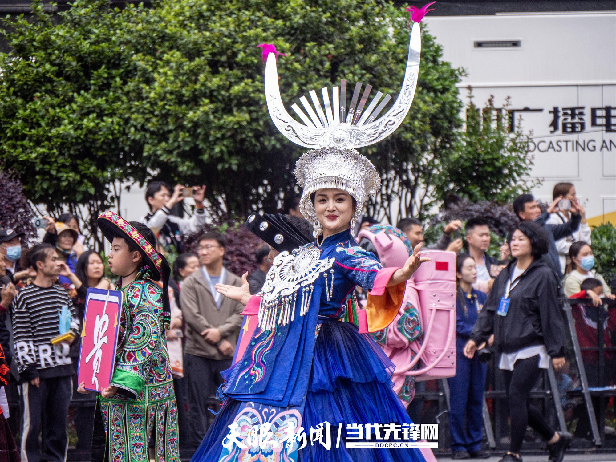 身着民族服饰的参演者余军摄 (1).jpg