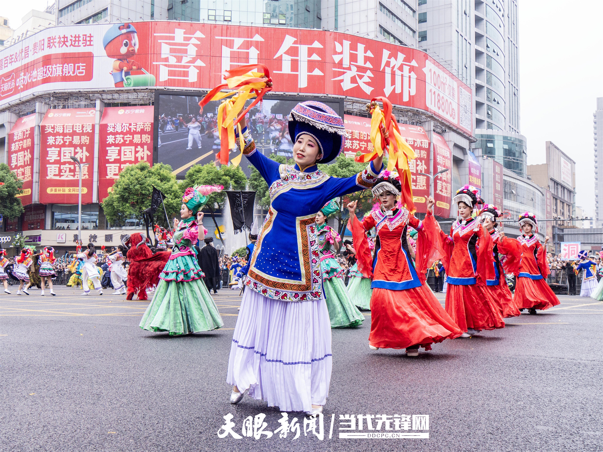 身着民族服饰的参演者余军摄 (2).jpg