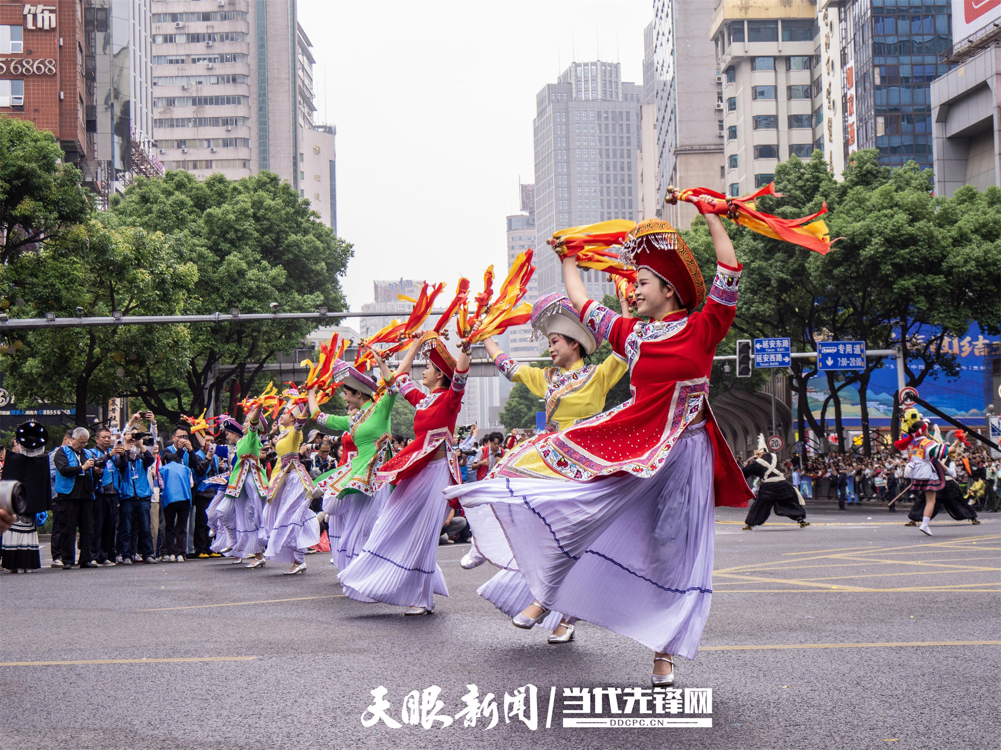 身着民族服饰的参演者余军摄 (4).jpg