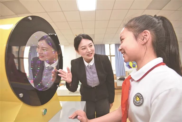 3 贵阳市南明区花果园第三小学校园科技馆内，一名学生在老师指导下体验“窥视无穷”科普仪器.jpg