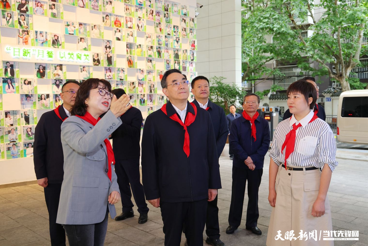 DPCL7059-1 ----2025年5月29日，省委书记徐麟到贵阳市调研少年儿童教育教学和少先队工作。图为徐麟在贵阳市第二实验小学听取学校建设发展、教育教学和少先队工作等情况汇报。贵州日报天眼新闻记者 杜朋城 摄影.JPG