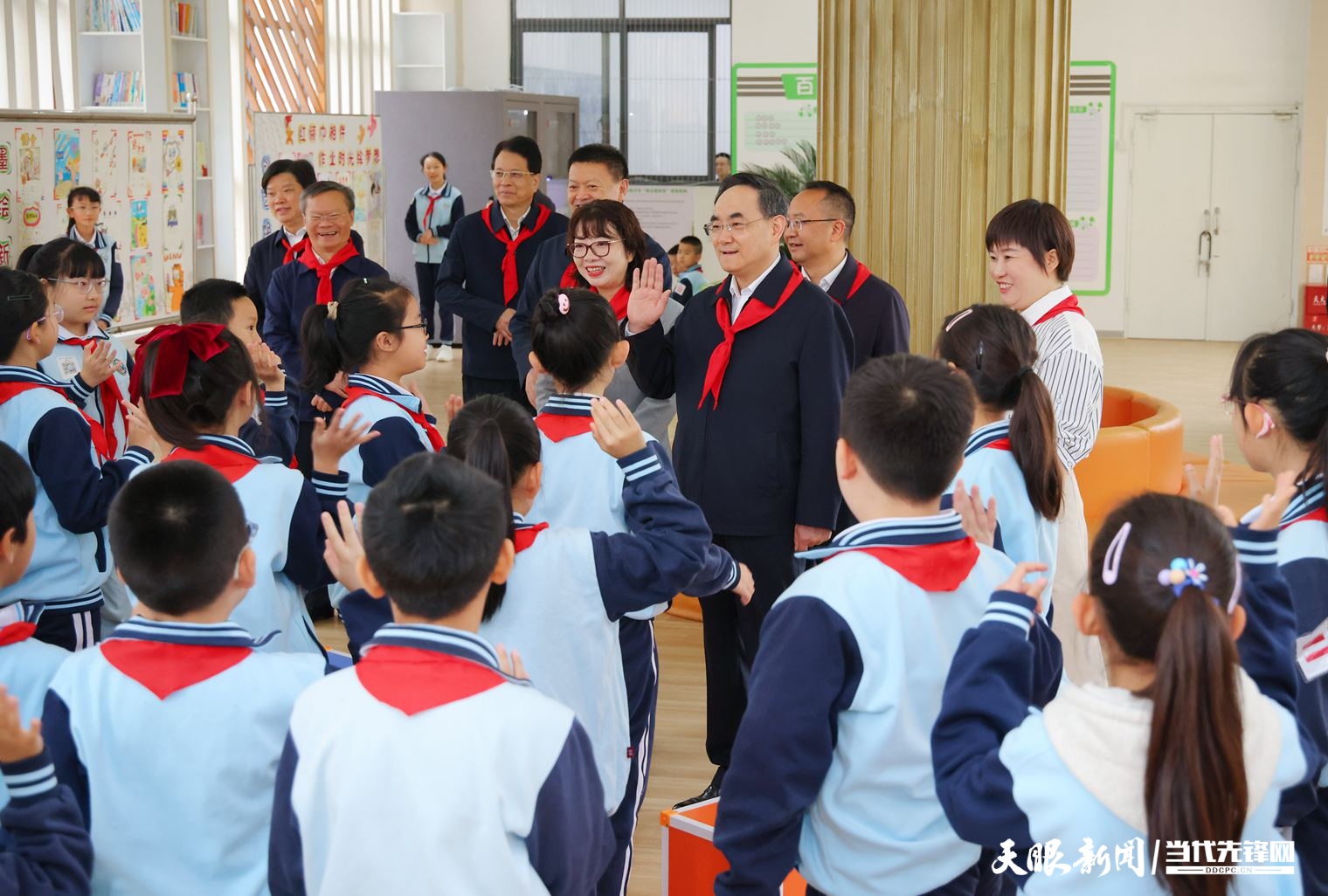 DPCL7240-1 -----2025年5月29日，省委书记徐麟到贵阳市调研少年儿童教育教学和少先队工作。图为徐麟在贵阳市第二实验小学创想空间与学生交流互动。贵州日报天眼新闻记者 杜朋城 摄影.jpg