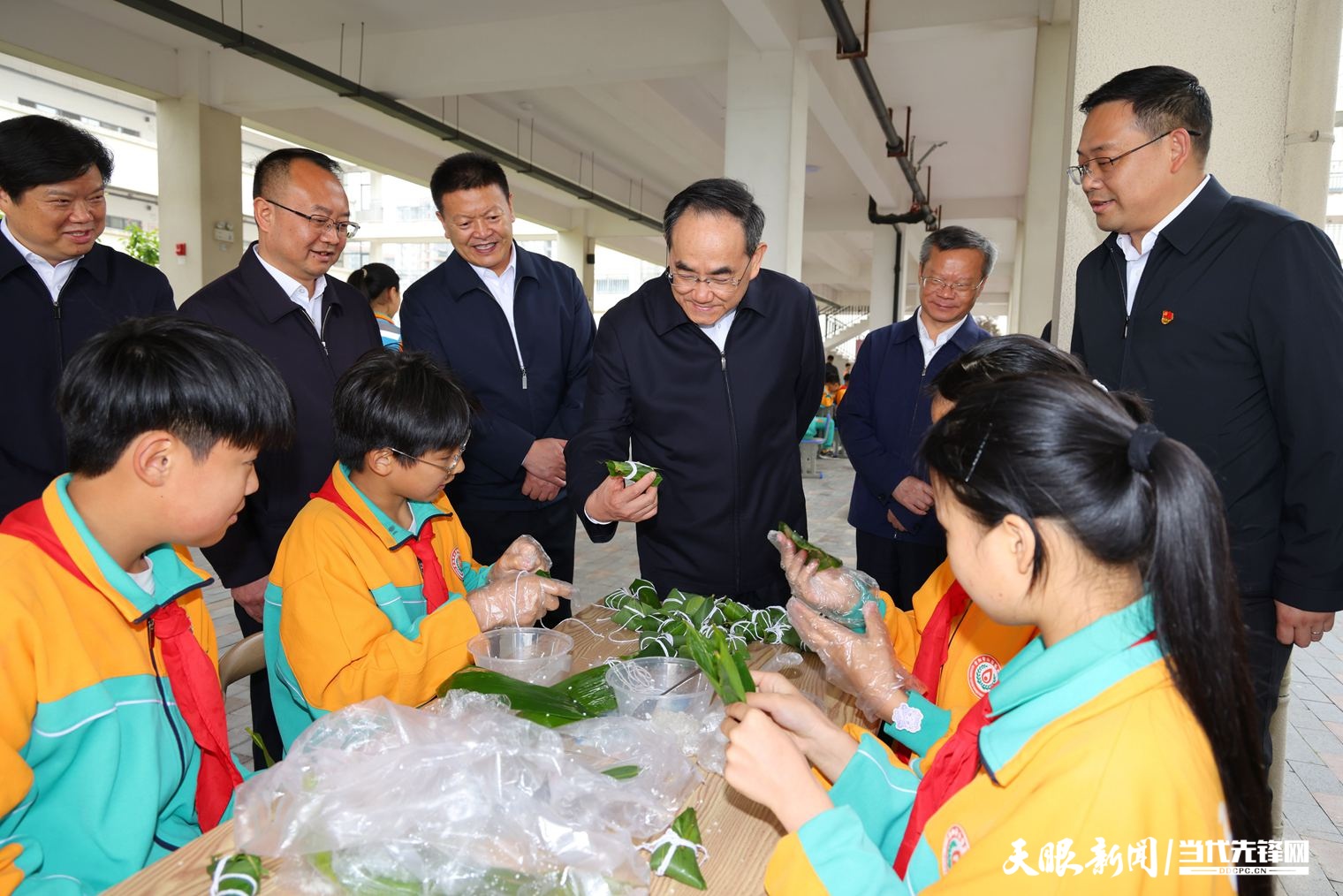 DPCL7569-2---2025年5月29日，省委书记徐麟到贵阳市调研少年儿童教育教学和少先队工作。图为徐麟在云岩区第一中学与正在进行“六一”包粽子比赛的学生亲切交流。贵州日报天眼新闻记者 杜朋城 摄.jpg
