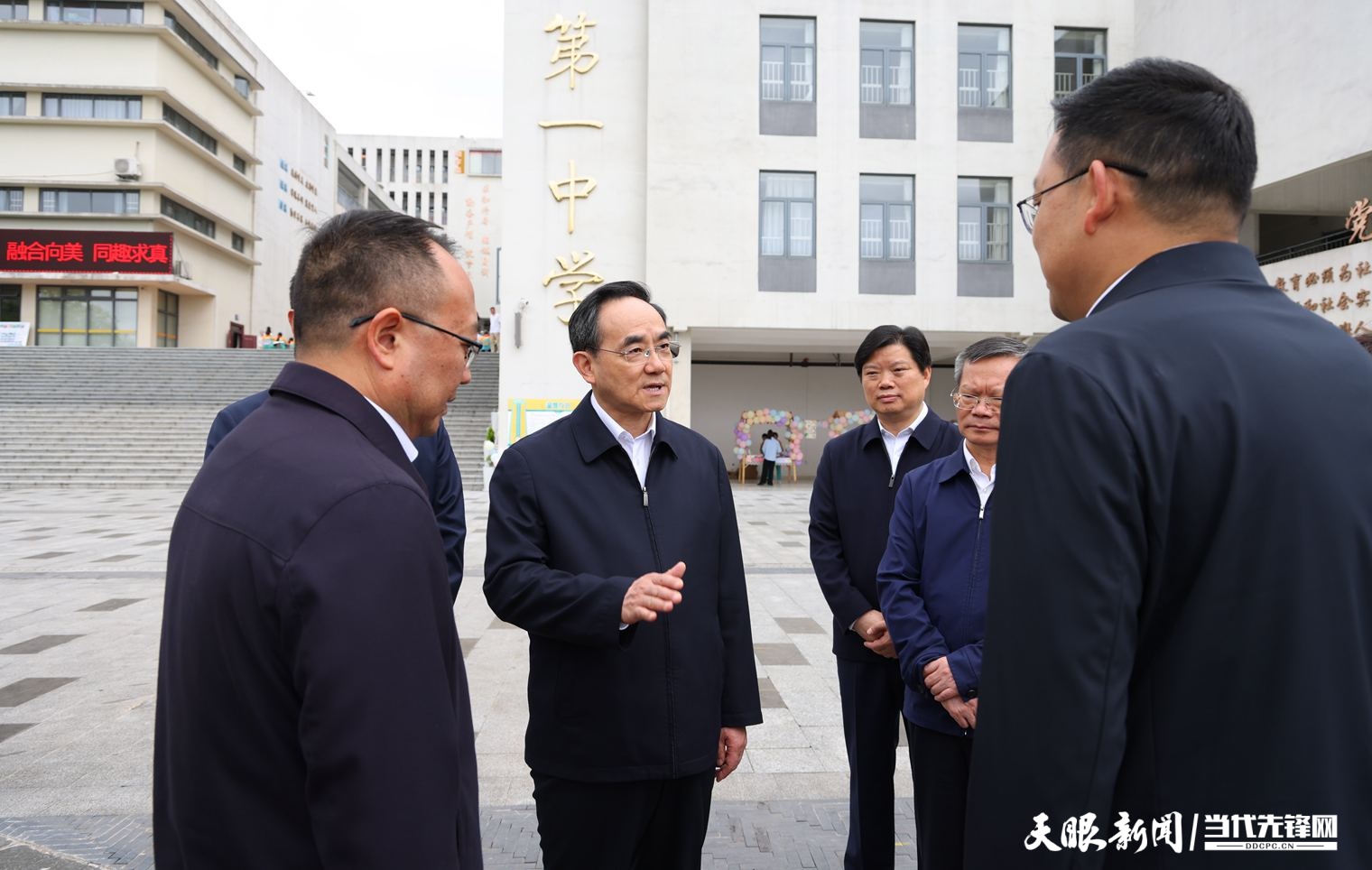 DPCL7704-1---2025年5月29日，省委书记徐麟到贵阳市调研少年儿童教育教学和少先队工作。图为徐麟在云岩区第一中学，了解进城务工人员随迁子女就学和特殊教育融合发展情况。贵州日报天眼新闻记者 杜朋城 摄.jpg