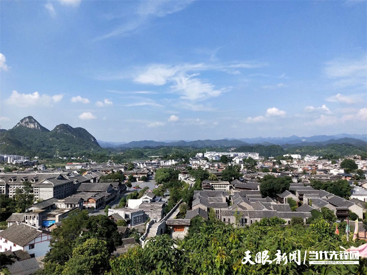 504628-青岩古镇，位于贵阳市南郊，距市区约二十多公里。它是贵州一座建于600年前的军事古镇。古镇内设计精巧、工艺精湛的明清古建筑交错密布，飞角重檐相间。走近青岩古镇，感受历史魅力。.jpg