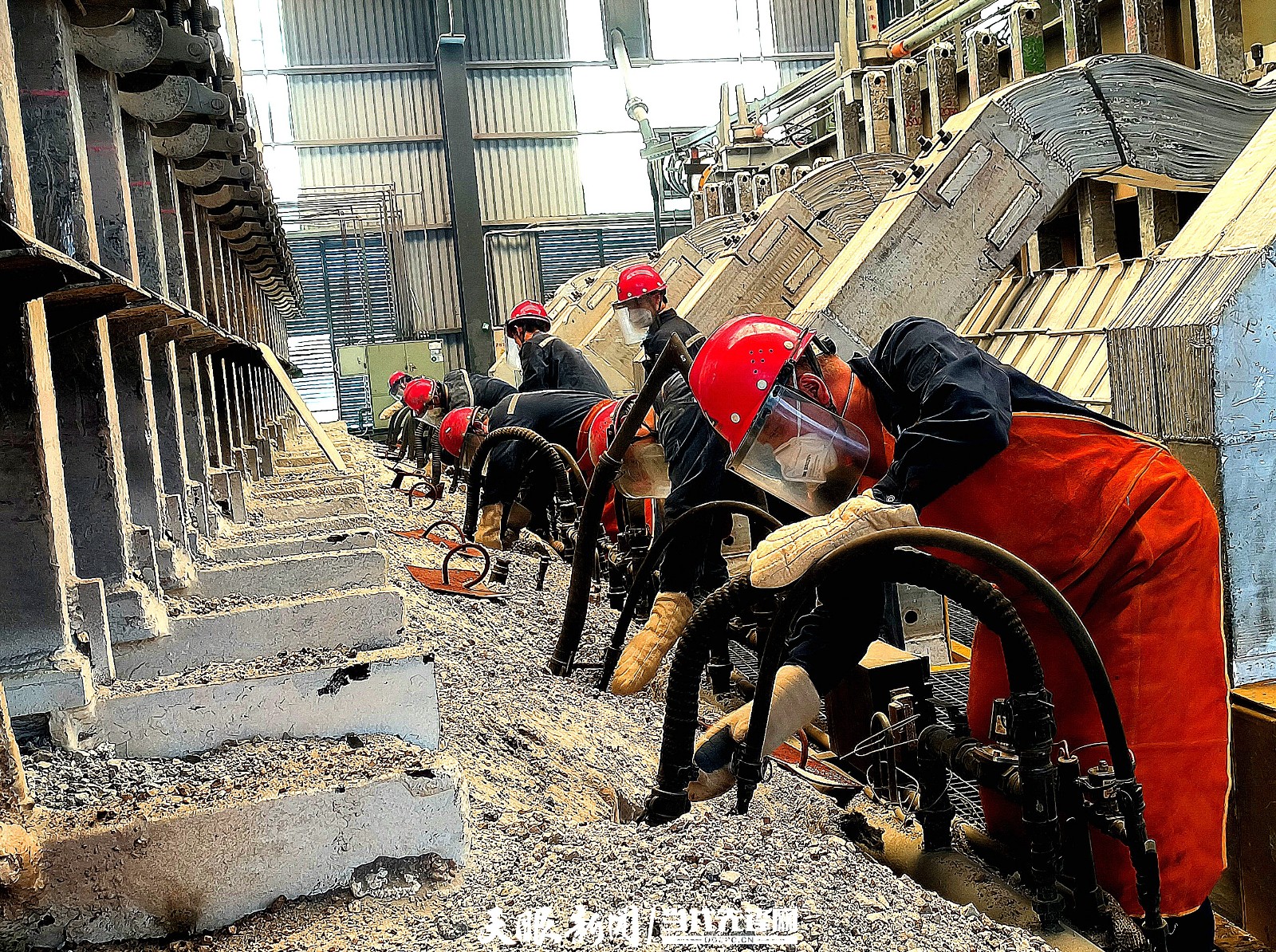 电解工人正在作业。（企业供图）.jpeg