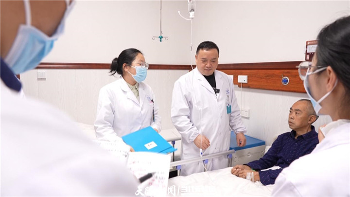 贵州中医药大学第二附属医院派驻专家、黔西南州中医医院风湿免疫科执行主任安阳进行教学查房.jpg