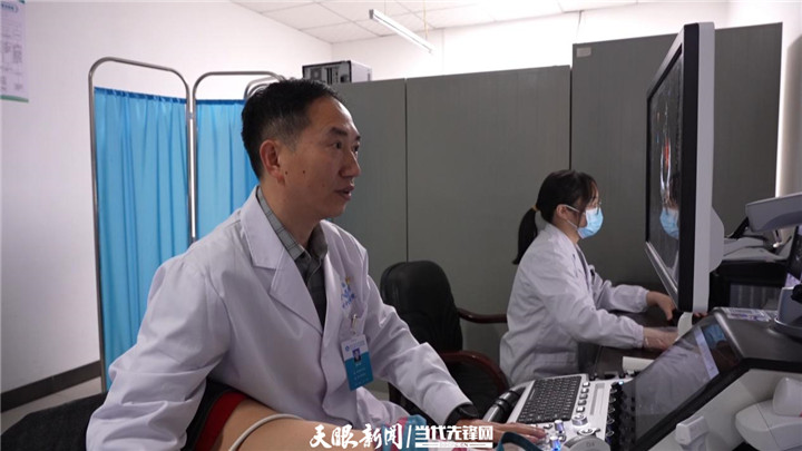 贵州中医药大学第二附属医院派驻专家、黔西南州省级区域医疗中心执行院长张礼宪为病人做超声检查.jpg