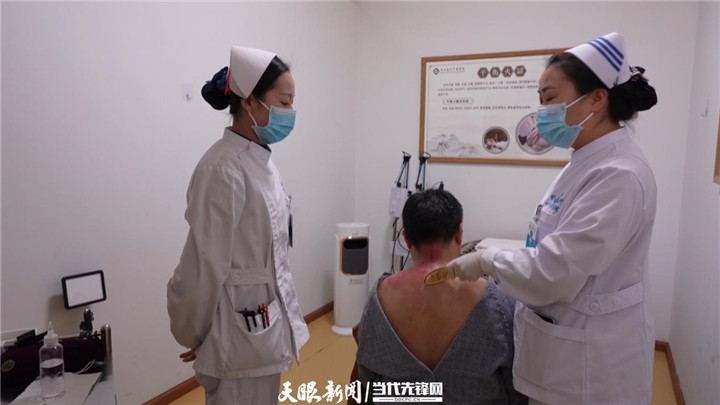 贵州中医药大学第二附属医院派驻专家、黔西南州中医医院护理部执行主任李治兰给护理人员讲解肩颈部刮痧治疗技术要点.jpg