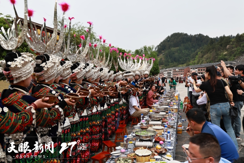 游客在《仰欧桑》剧场外的长桌宴体验高山流水。谭标 摄.jpg