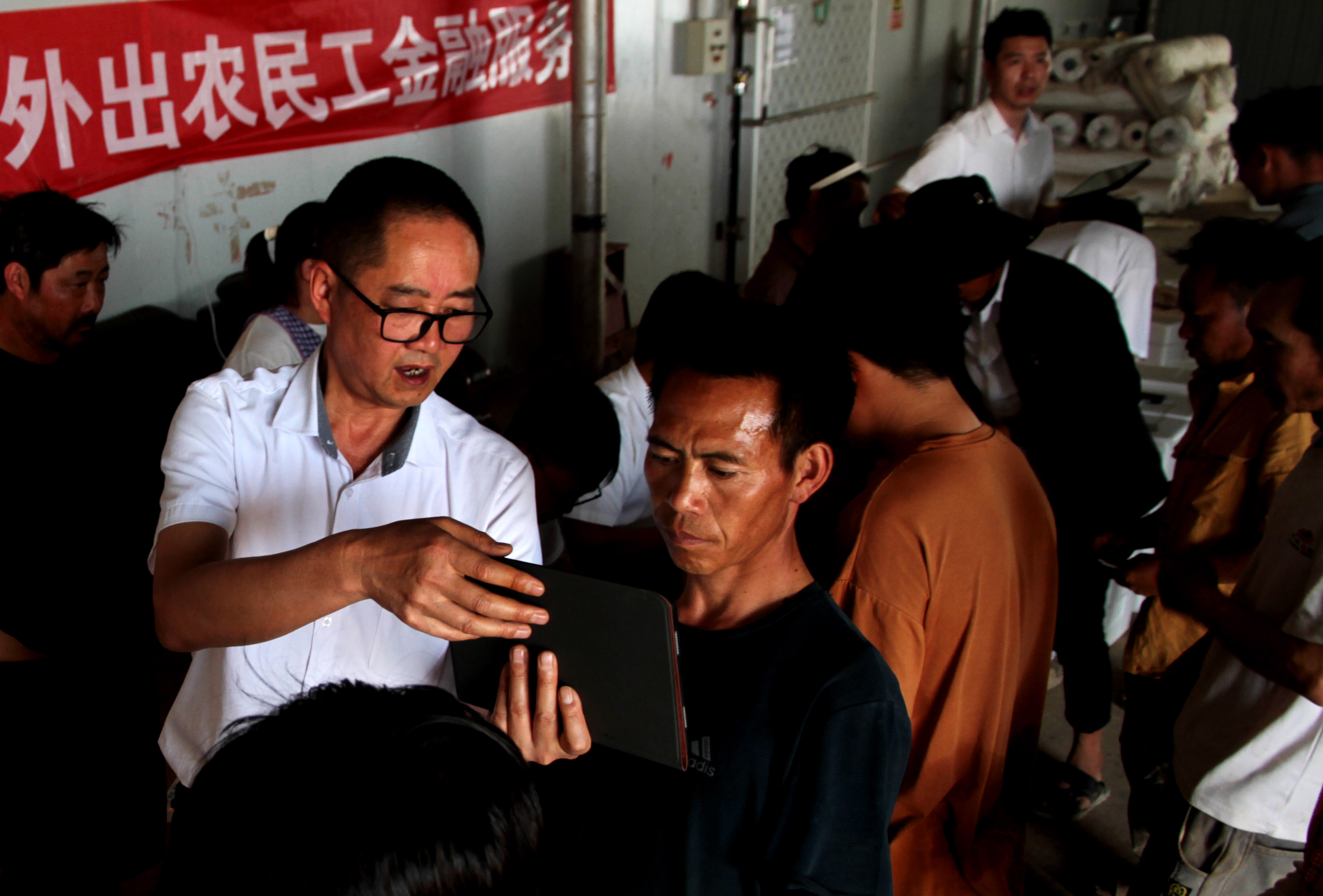 贵州农信坚持“服务跟着农民走”的理念.jpg