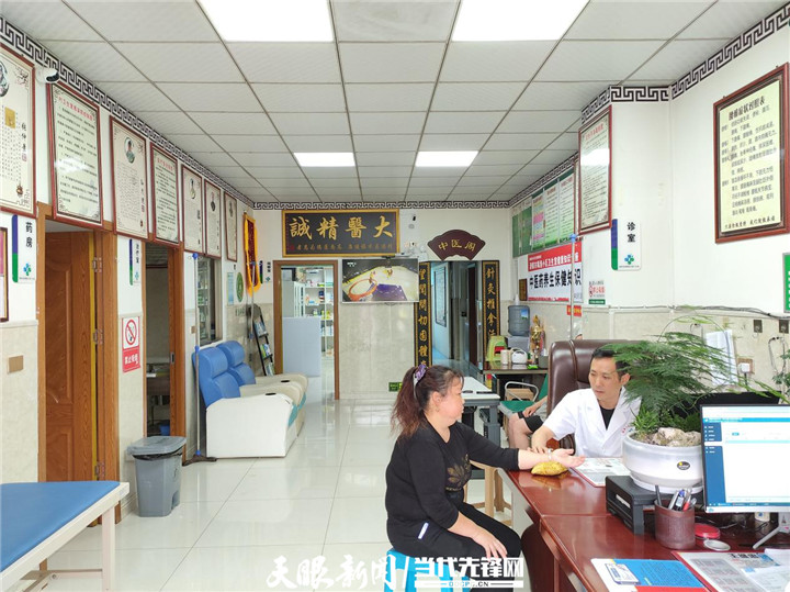 清镇市居民在村卫生室就诊。余俊飞 摄.jpg