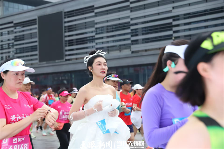 跑道上身着婚纱的跑者.jpg