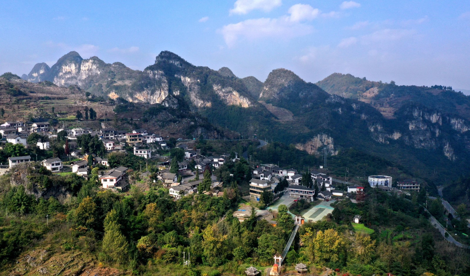 枪杆岩村新貌.JPG