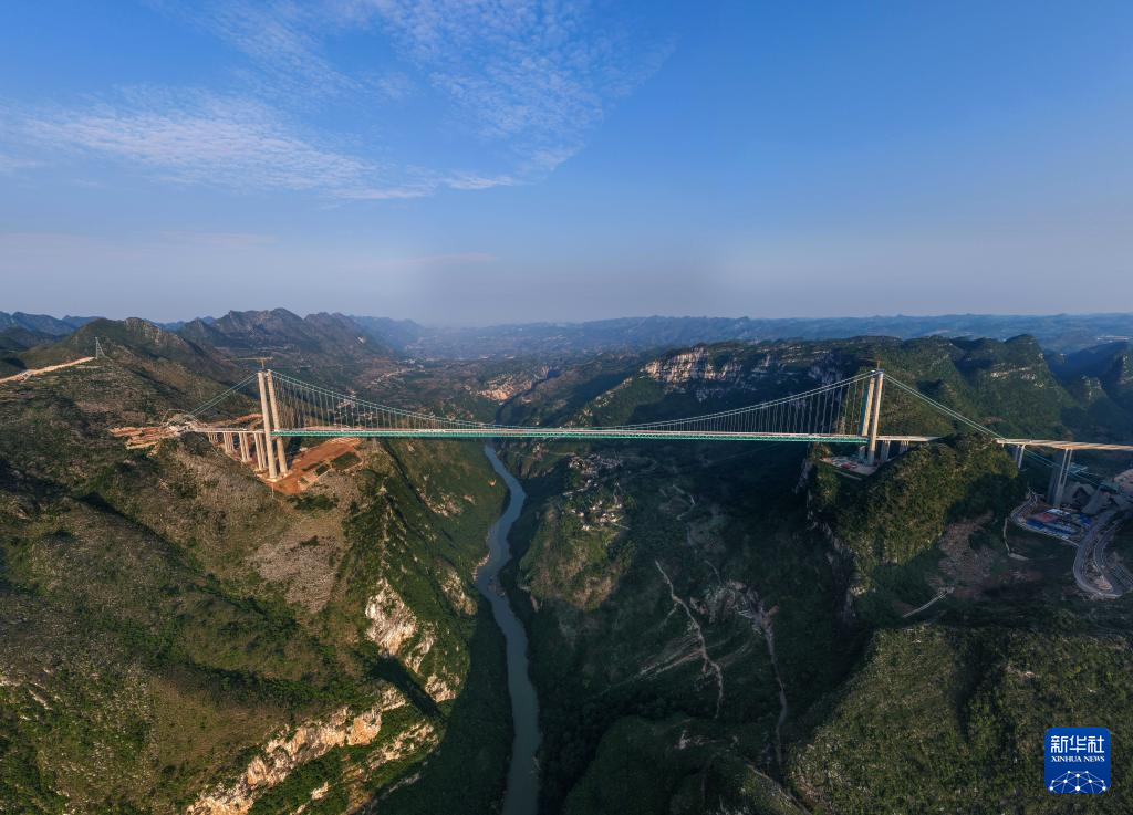 600米高空，为第一高桥建空中游廊.jpg